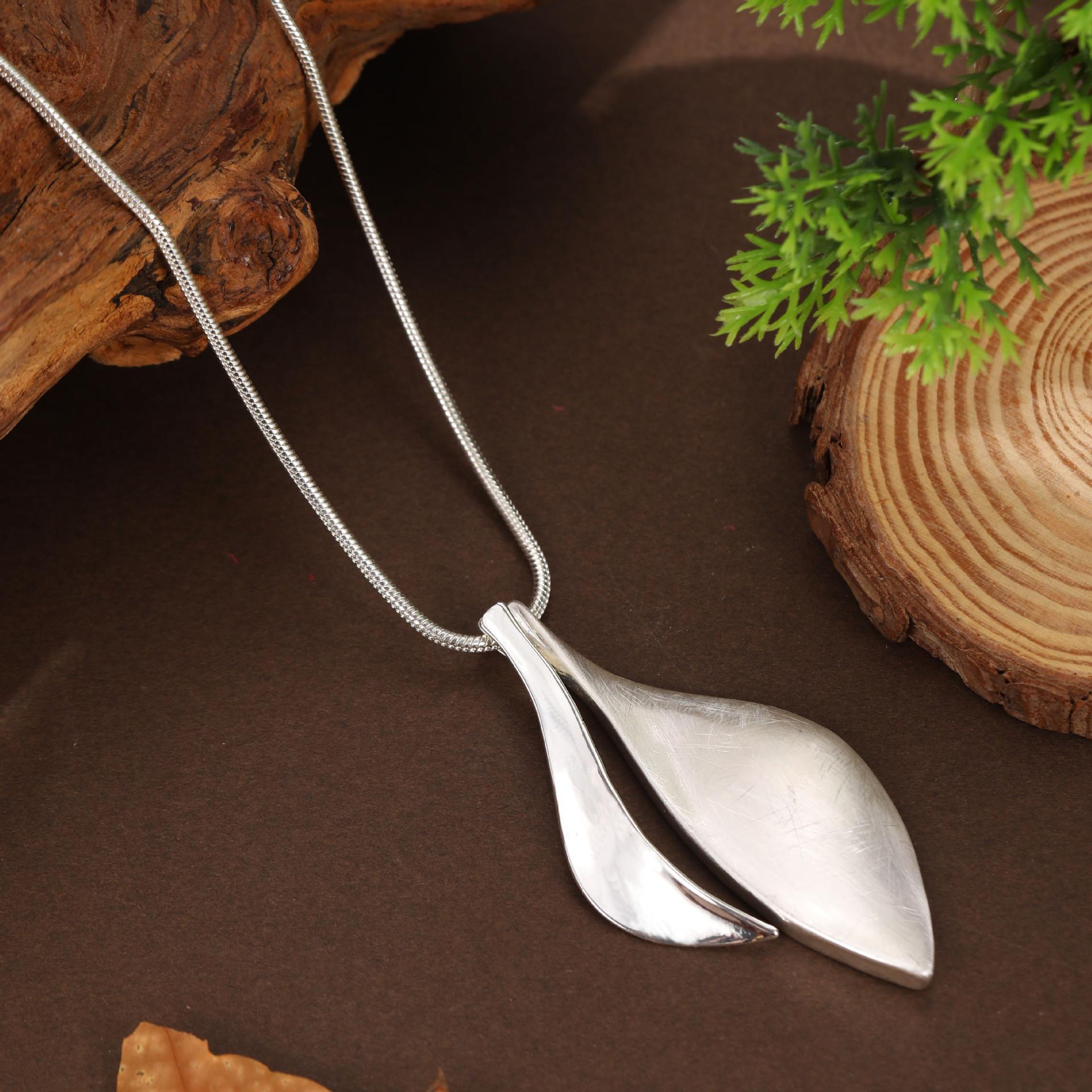 

Новый кулон в виде матового геометрического листа, женское модное ожерелье с нерегулярным матовым листом, создающее ощущение высокого стиля