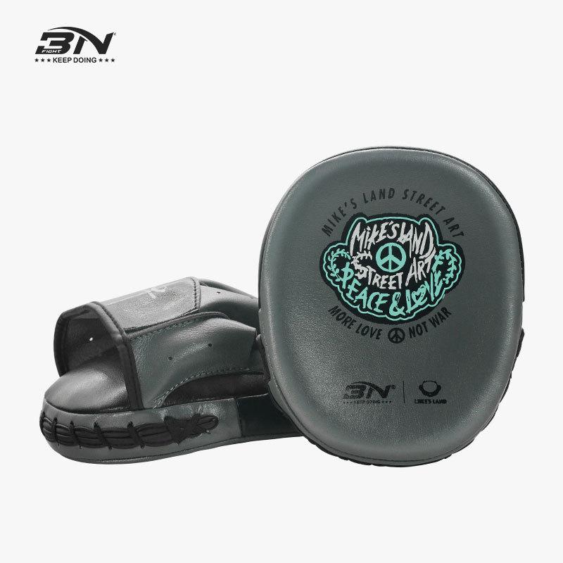 

Маленькая ручная мишень BN с точной скоростью и откликом от тренера по тайскому боксу Санда Бритвенная мишень из микрофибры Профессиональная амортизирующая мишень для кулака single 14.5x3.5x18cm серый