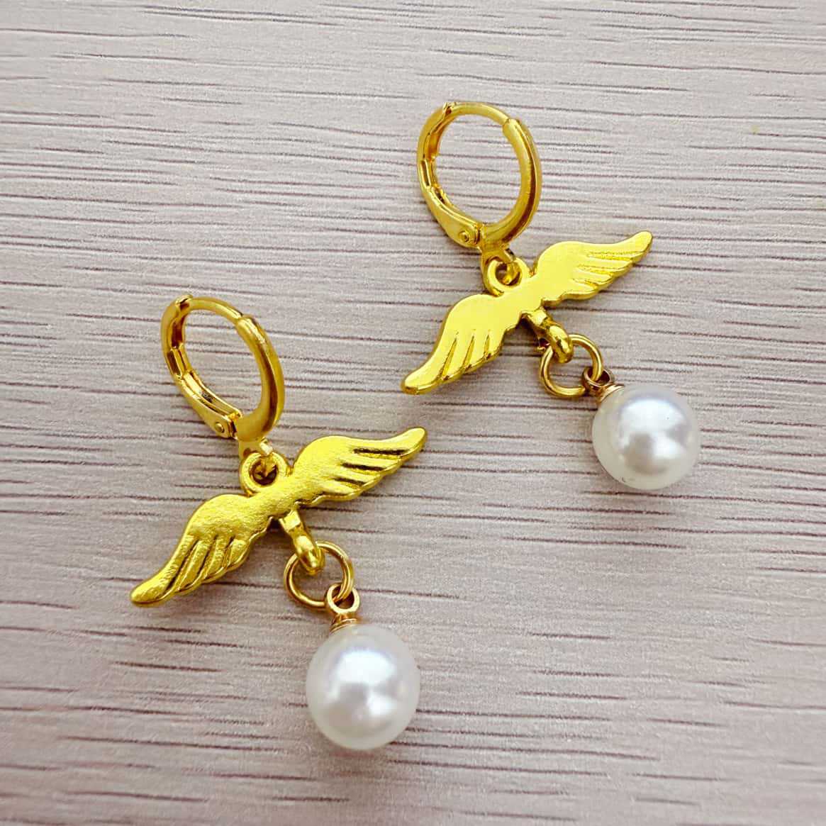 

Retro Temperament Perfectly Round Imitation Pearl Angel Wings Pendant Hoop Earrings for Women Dangle Earrings Designer Jewelry золотий
