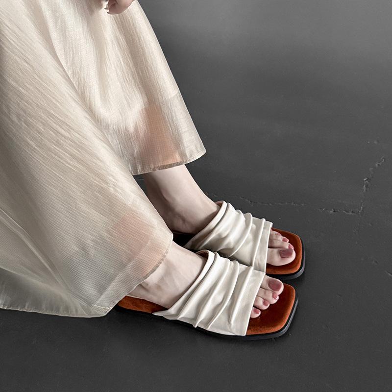 Sheepskin version~ Summer new Korean version pleated design one-word broadband slippers women's slope heel open-toed light-mouth cool slippers~