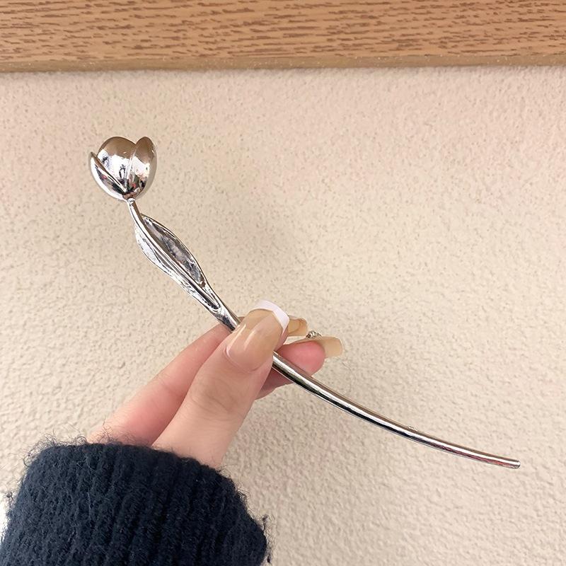 

1 маленькая нишевая дизайнерская металлическая заколка для волос с тюльпаном, элегантный темперамент, новый минималистичный многофункциональный аксессуар для волос серебряный