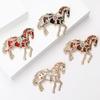 Zierliche Emaille-Pferdenadel mit Strasssteinen Elegantes Tier-Anstecker-Accessoire Für Partys, Veranstaltungen, Tägliche Accessoires