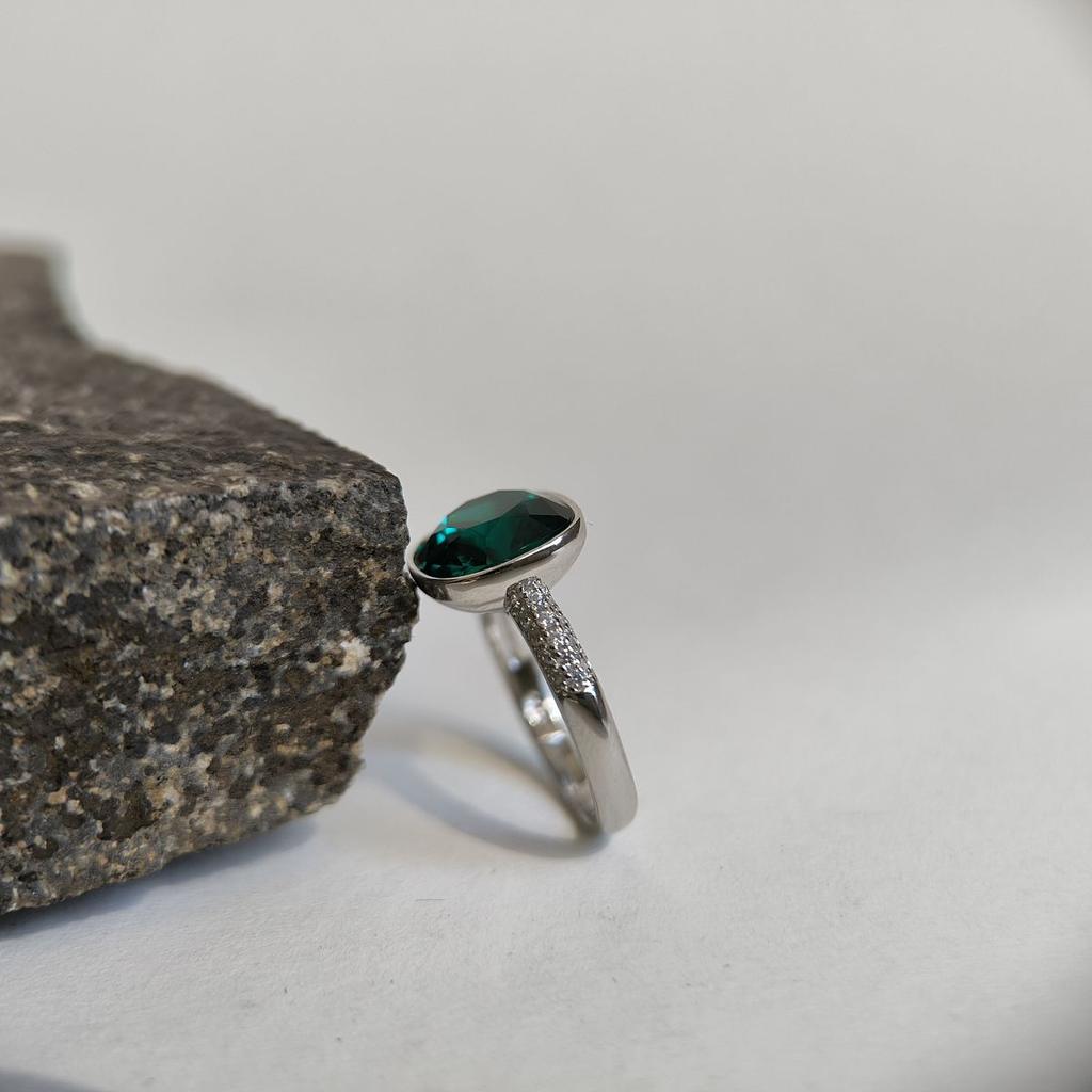 Серебряное кольцо с фианитами, вес изделия 4,39 гр (60002280)