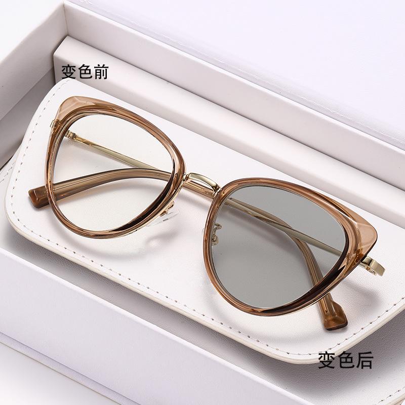 Vintage Metal Photochromic Myopia Glasses Women New Trendy Cat Eye Glasses Men Retro Anti Blue Light Eyewear with UV Sensitivity