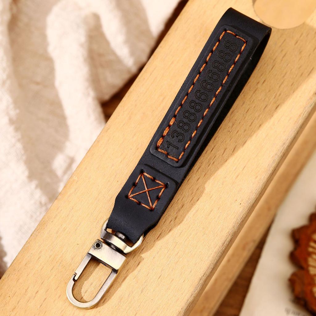 Der Schlüsselanhänger ist rein handgefertigt, die erste Schicht Rindsleder besteht aus echtem Leder und das Nummernschild ist mit einem graviert