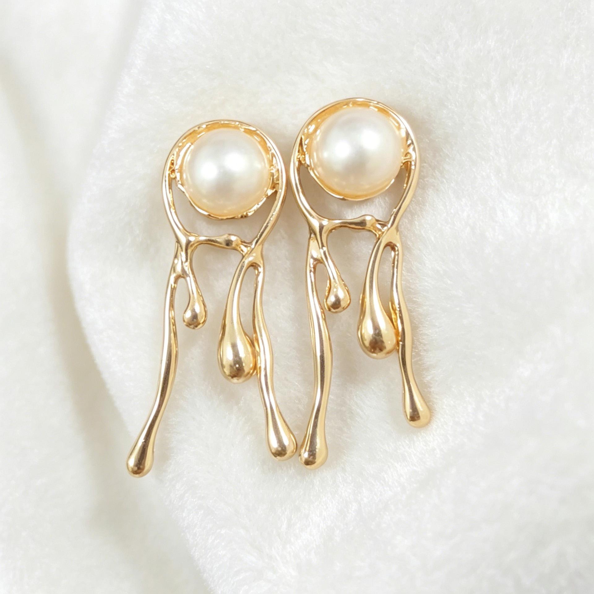 Cold Creative Lava Water Drop Earrings, Liquid Metal Inlaid with Imitation Pearl Stud Earrings золотисто-желтый