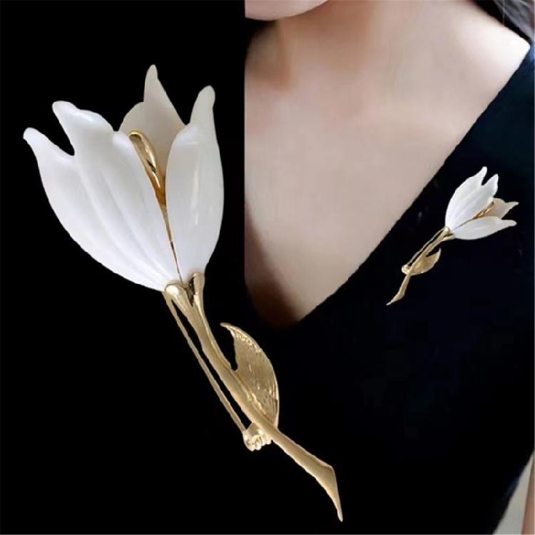 Sophisticated Magnolias Flower Brooch White Tulips Pin Decoration for Women’s Coats Backpack Hat Jewelry Accessories