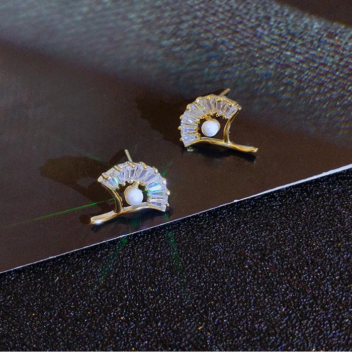 Temperament Imitation Zircon Earrings Design Sense Ginkgo Leaf Stud Earrings Women'S Simple Small Pearl Fan Earrings