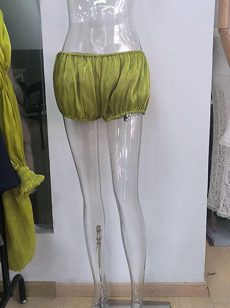 Rochie verde strălucitor irizată, cu un singur umăr, cu mâneci bufante, pliuri, volane și talie strânsă - Ediția de Petrecere 2026.