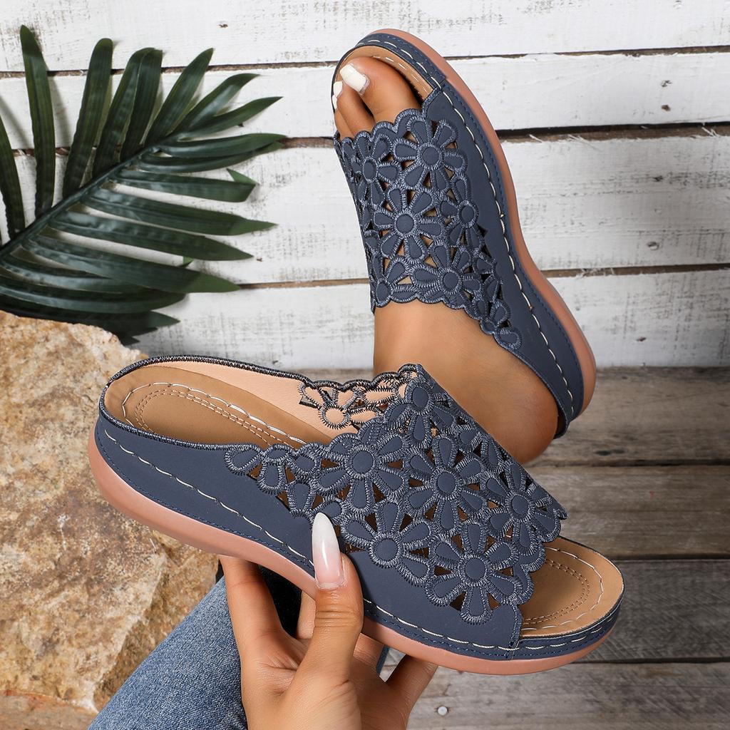 Bequeme Sandalen mit Blumenmuster für Damen, hohle Wanderschuhe mit dicker Sohle, modische Hausschuhe mit Keilabsatz