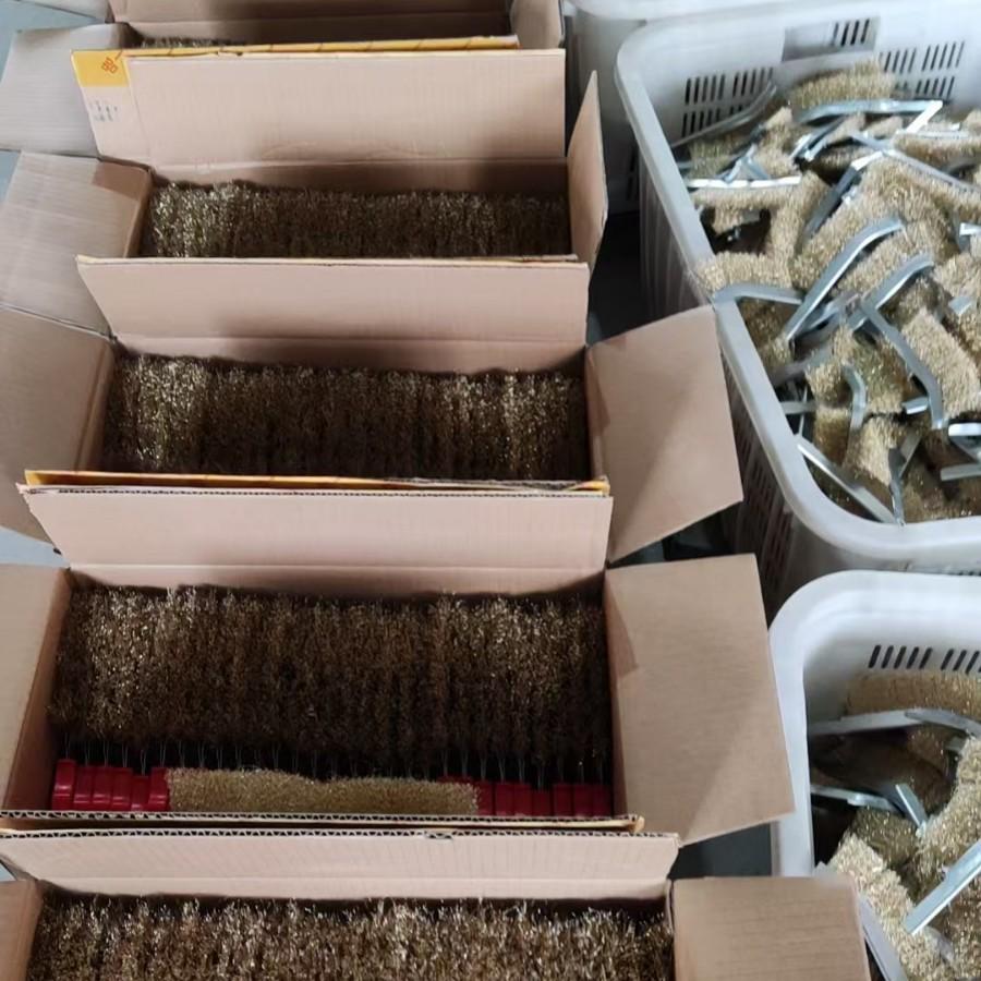 Copper-Plated Steel Wire Brush with Plastic Handle - Handheld Rust Removal and BBQ Cleaning Tool