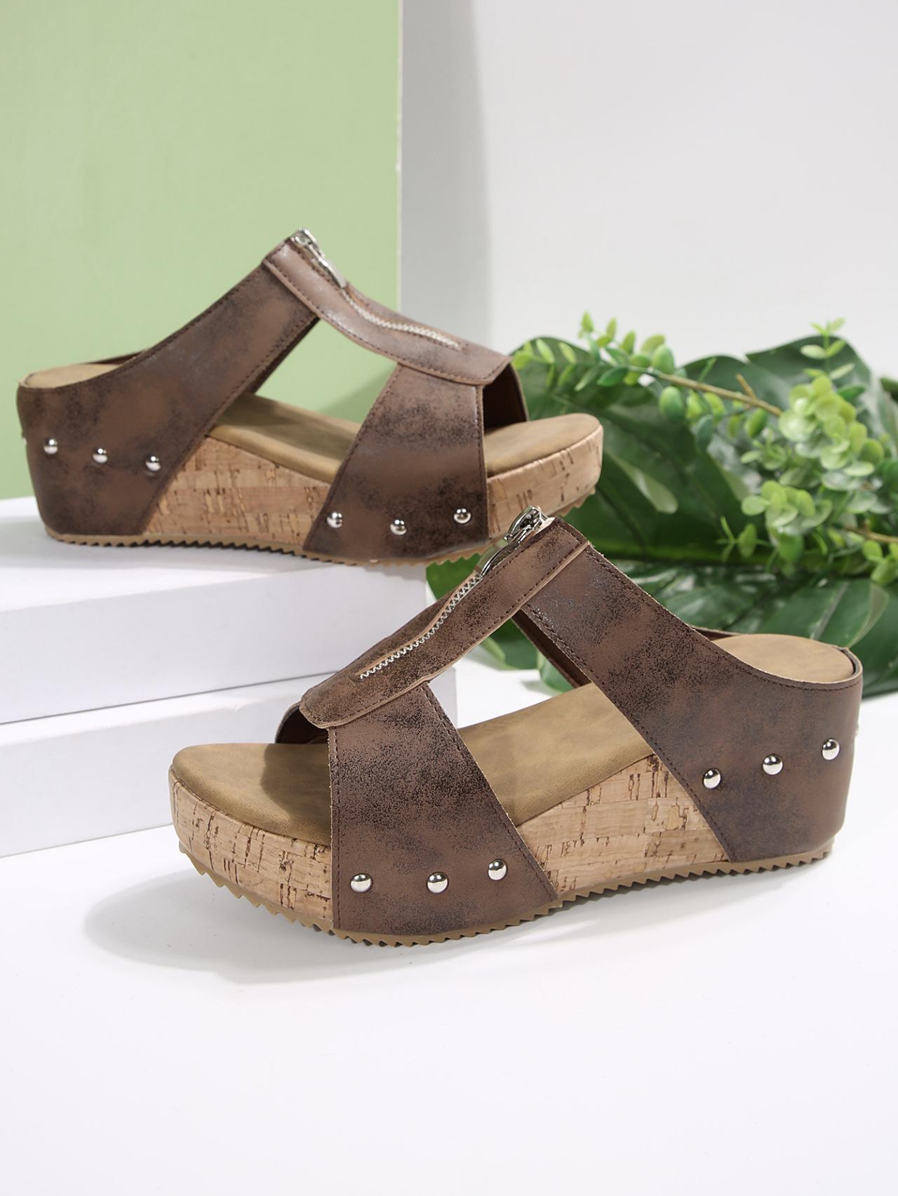 

Заграничные женские сандалии больших размеров на толстой подошве с заклепками и пряжками - летние шлепанцы на танкетке Size 42 коричневый