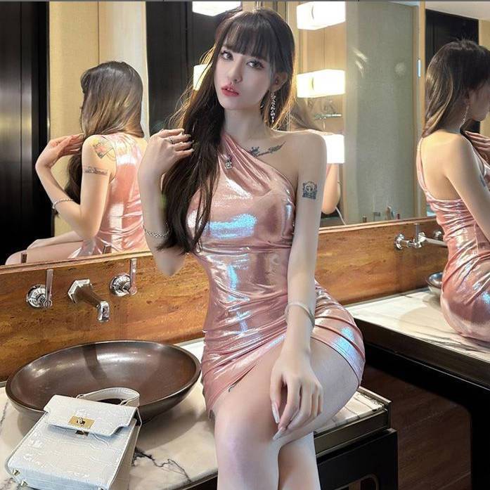 Internet Celebrity Pei Qiuhu Summer and Autumn Sexy Design Sense Live Streaming Host Short Skirt Spice Girl Slim Slanted Shoulder Hip Wrap Dress Women