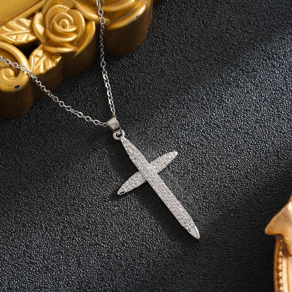 Gold-Plated Cross Pendant Necklace for Women – Durable Color, Stylish & Versatile Fashion Accessory.