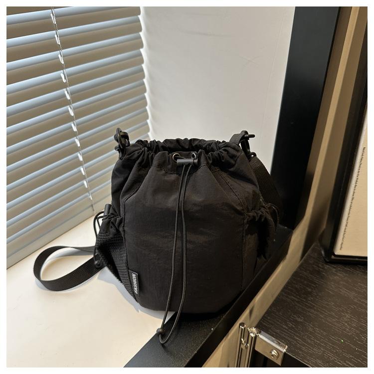 Nylon drawstring bundle bag shoulder bag women go out simple and lightweight mobile phone bag fashion casual literary and artistic messenger bag