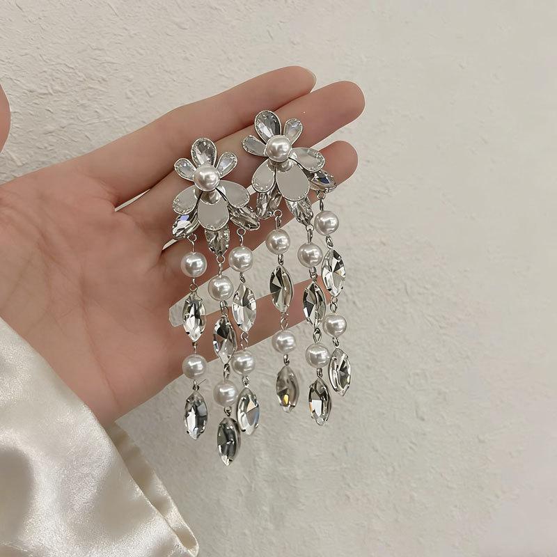 Court style silver diamond-encrusted flower stud earrings retro personality light luxury design earrings dinner dress temperament earrings