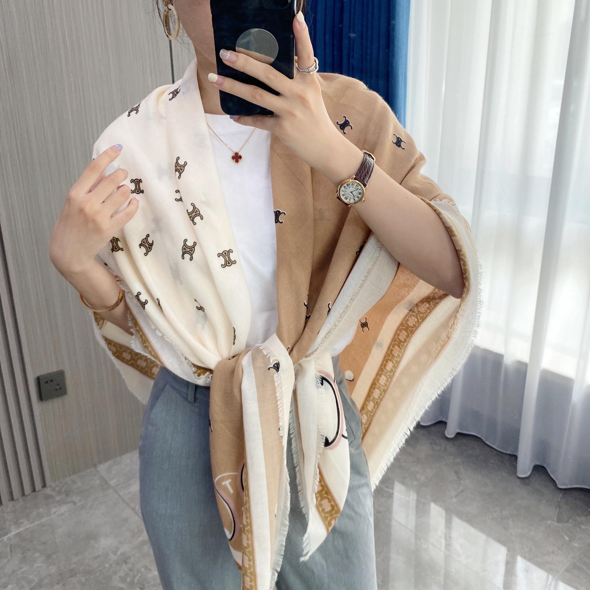 

Модный квадратный шарф с принтом букв на весну/лето: Мягкий, Удобный Нашейник и Стильная Дорожная Шаль 130x130cm жёлтый