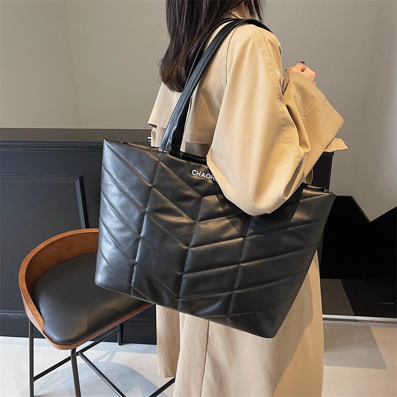 

2025 new pu bag cotton clothing bag handbag commuter rhombus shoulder bag large capacity tote bag 49*15*30