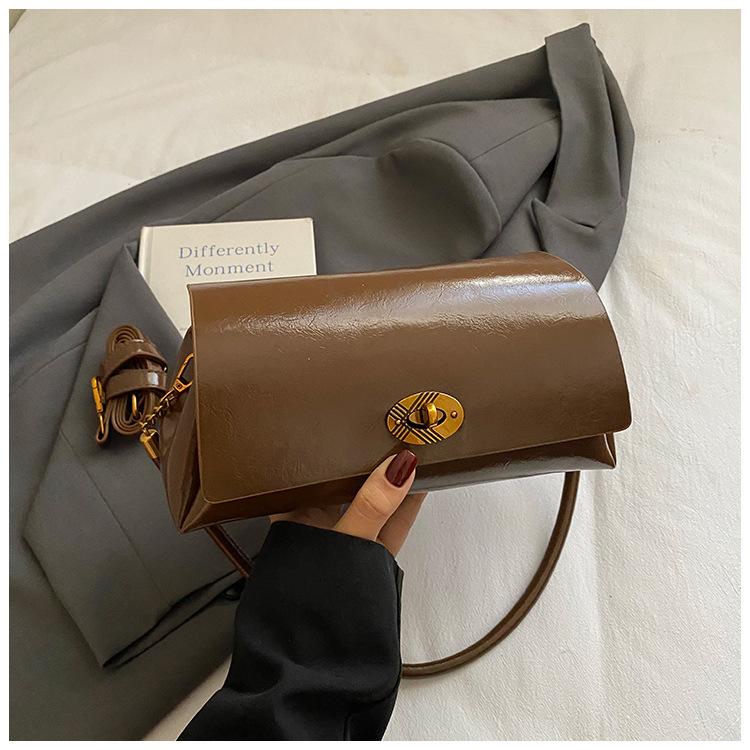 

Корейская версия нишевой простой наплечной сумки высокой ценности женская 2025 осень новая ретро модная повседневная маленькая квадратная сумка коричневый