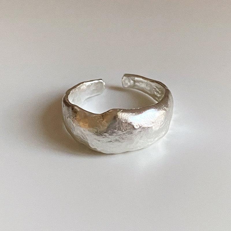 

Gold Plated Fashionable S925 Silver Irregular Hammered Design Ring For Womens Look Luxe J6163