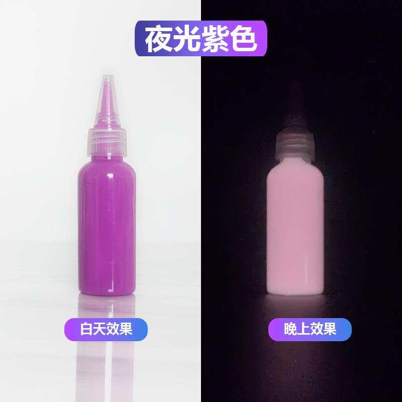 

Светящийся акриловый пигмент 60 мл обладает высокой адгезией и легко наносится для создания произведений искусства, которые светятся в темноте фиолетовый