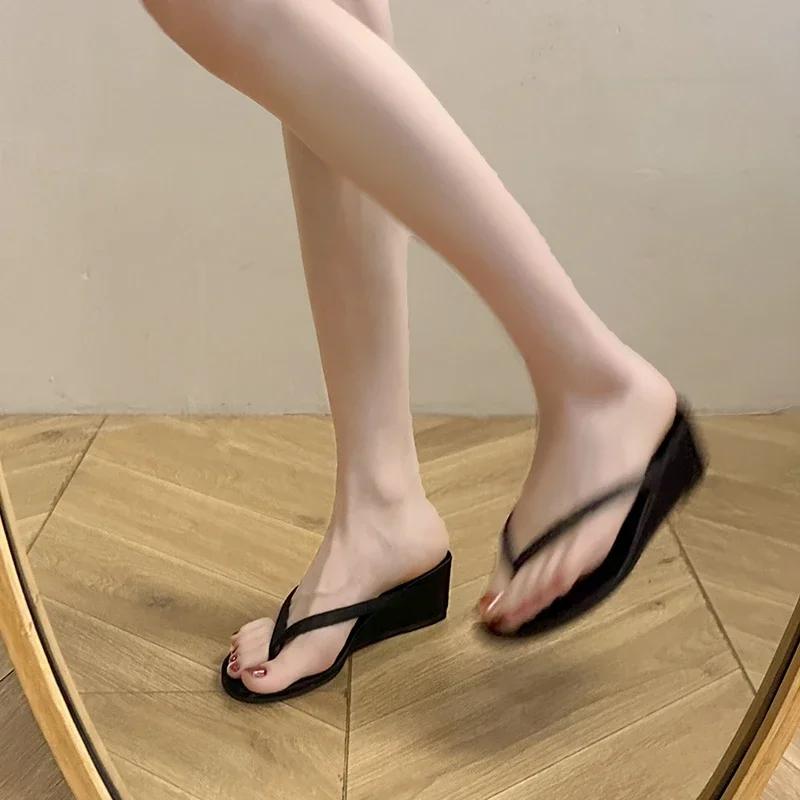 Designer Sommer Strand Dame Klips Tå Tøfler Mote Utendørs Slip On Kilehæl Slides Kvinnelige Flip Flop Sko