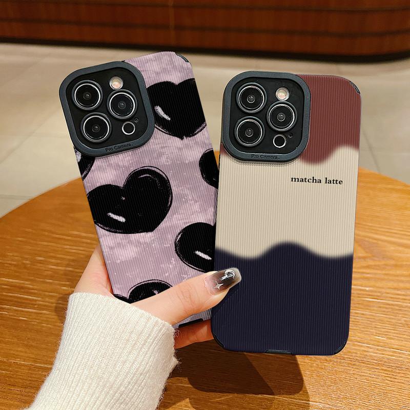 Vertikal genarbtes Lederhülle Liebes-Druckmuster Stoßfestes Weiches Silikon-Case mit Kameraobjektiv Vollschutz für iPhone