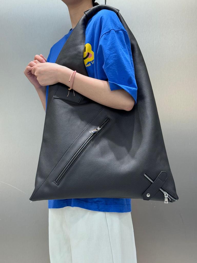 Cross-border first-layer cowhide commuter large-capacity women's bag zipper triangle bag versatile portable shoulder lazy wind underarm bag