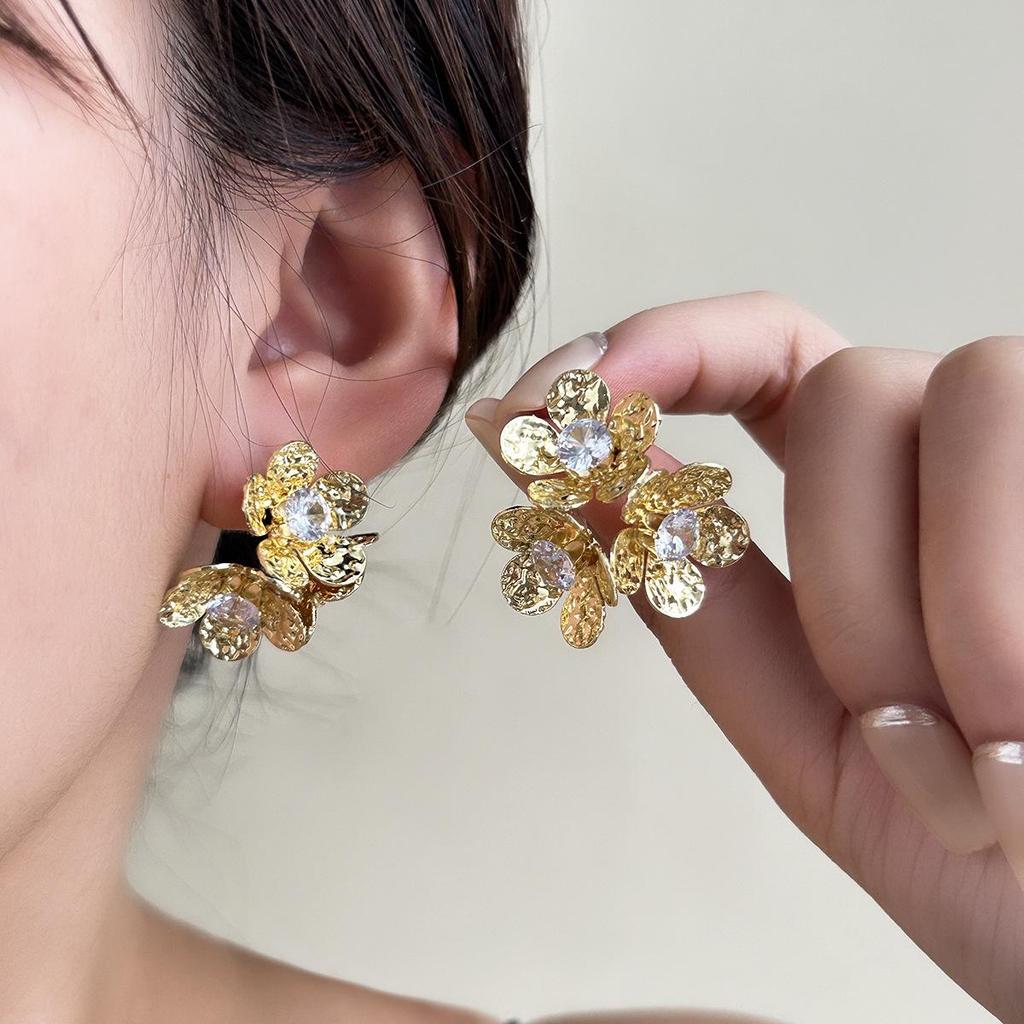 Exaggerated 3D Flower Pearl Earrings: Light Luxury, High-End Metal Style Studs