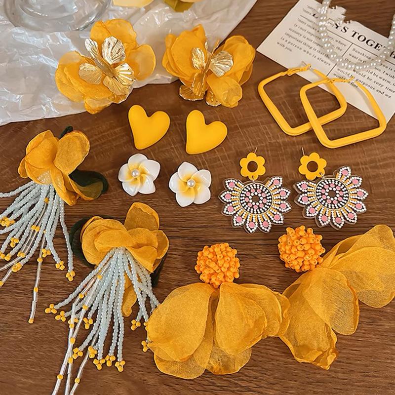 Super fairy yellow flower earrings 2025 new small fresh and sweet stud earrings light luxury temperament seaside vacation style earrings
