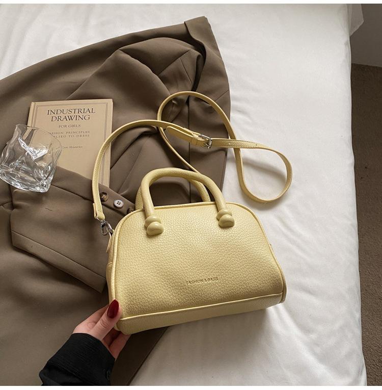 

Трендовая модная женская сумочка 2025 новая нишевая сумка для боулинга повседневная для работы через плечо мессенджер маленькая квадратная сумка