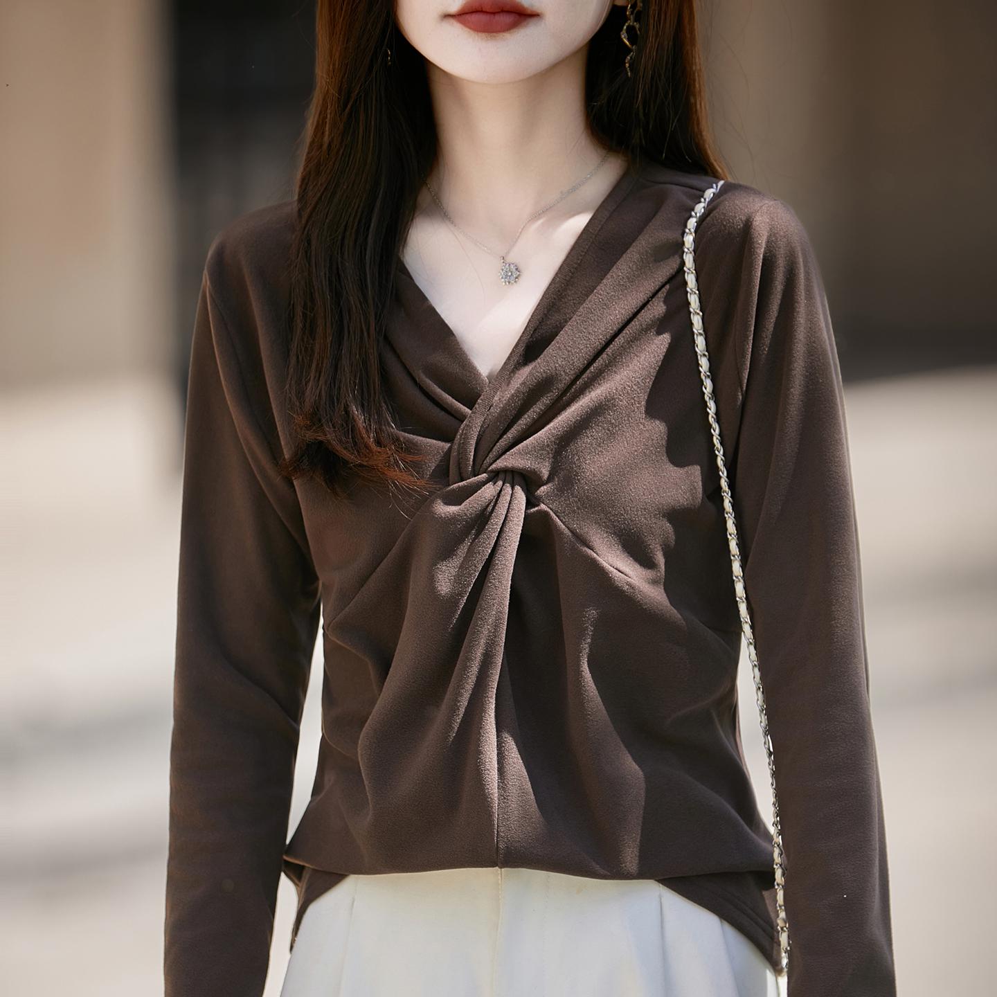 

Korean-Style V-Neck Long-Sleeve Velvet Top - Trendy, Warm, and Casual for Autumn/Winter Women. M (90-110 jin) кофейный