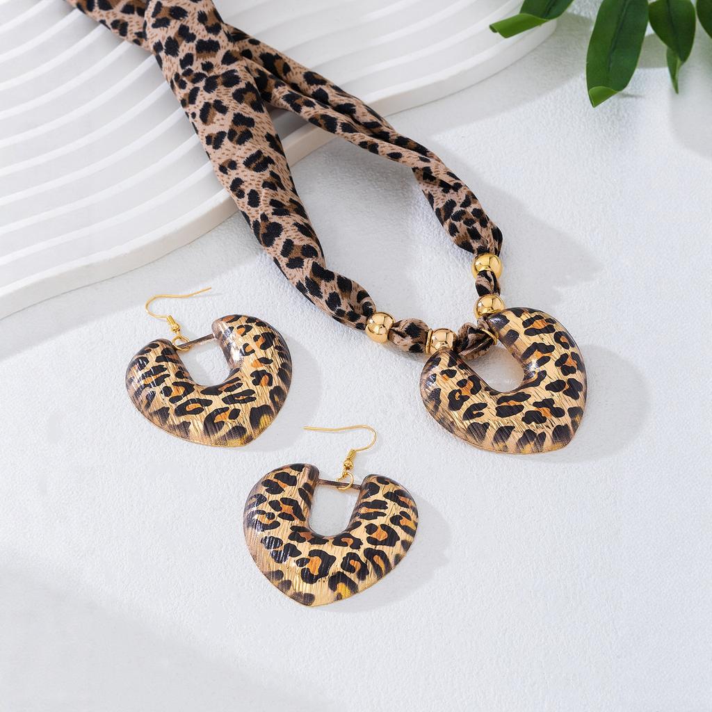 Brown Leopard Print Silk Scarf Heart-Shaped Pendant Necklace Set Women Girls Gifts Fashion Jewelry Hot Sale Party Gift 2025 New