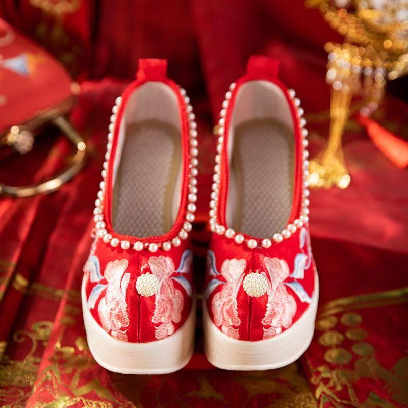 Damen Keilabsatzschuhe Bestickt Roter Hochzeitschuh Dicke Sohle Rutschfest Flach zum Hineinschlüpfen Perlenband Ethnischer Stil Hoher Absatz Hanfu Schuhe