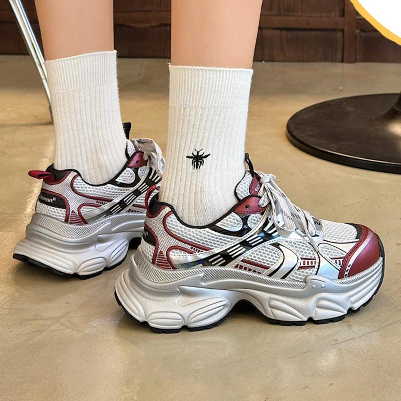 Модные женские кроссовки на шнуровке и сетке — фото 5