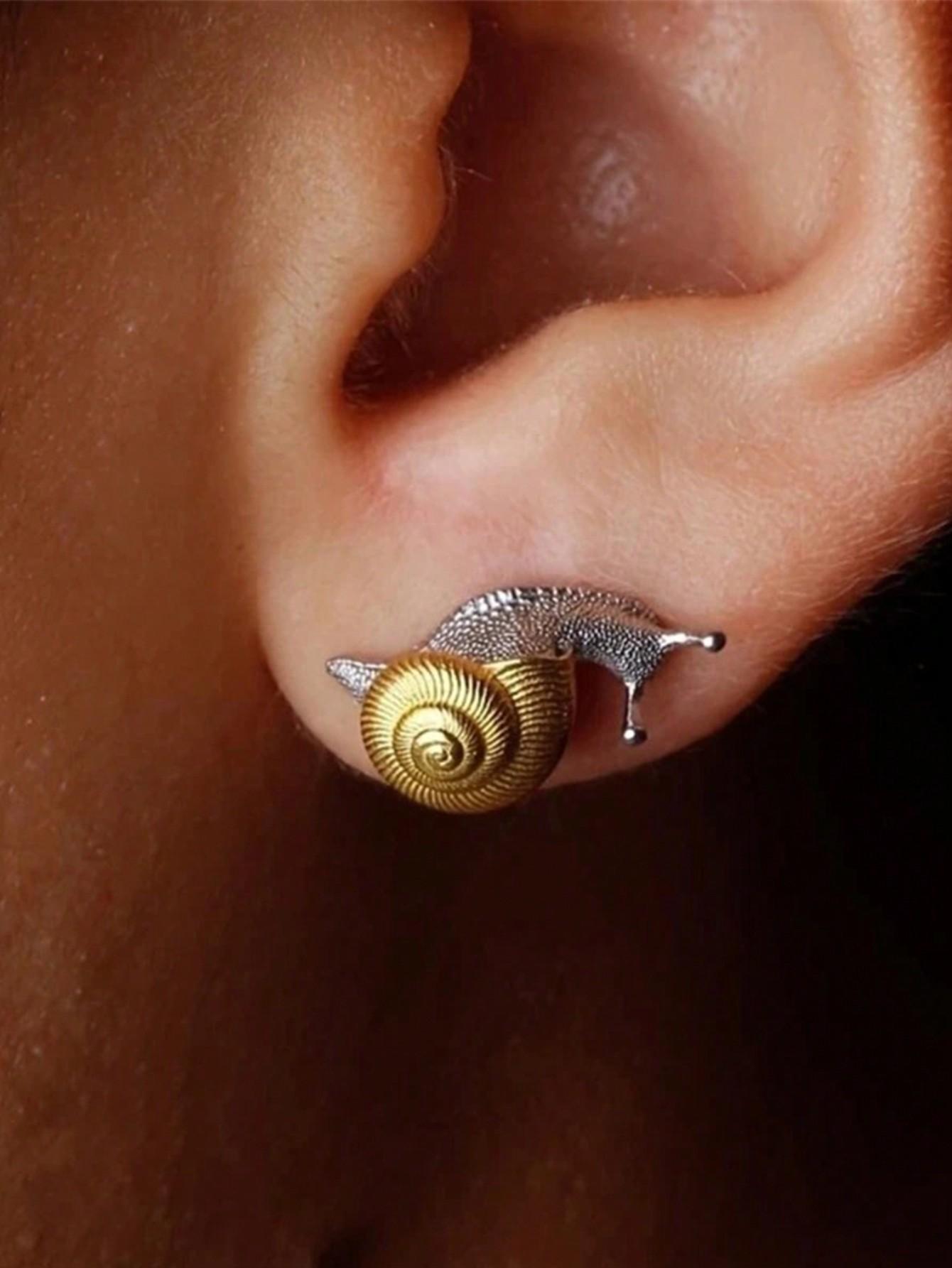 

Пара стильных, ретро, элегантных и уникально оформленных металлических серег-гвоздиков в виде улиток, подходящих как мужчинам, так и женщинам, и выполненных в парном стиле. one-size золотой