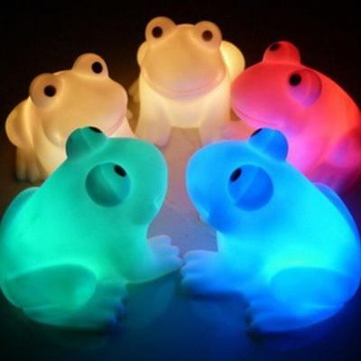 Schöne und Attraktive Magische LED-Nachtlichter Froschform Bunt Wechselnde Lampe Raum Bar Dekor KTY