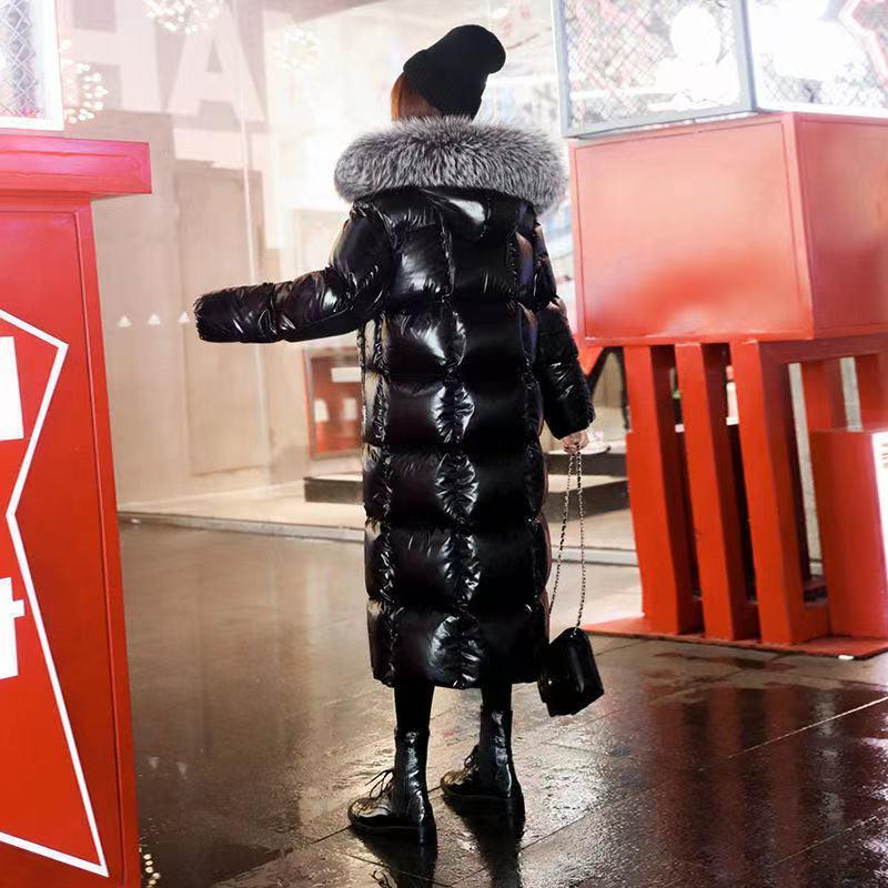 Veste en coton noir brillant longueur genou pour femme 2025 avec col en fourrure