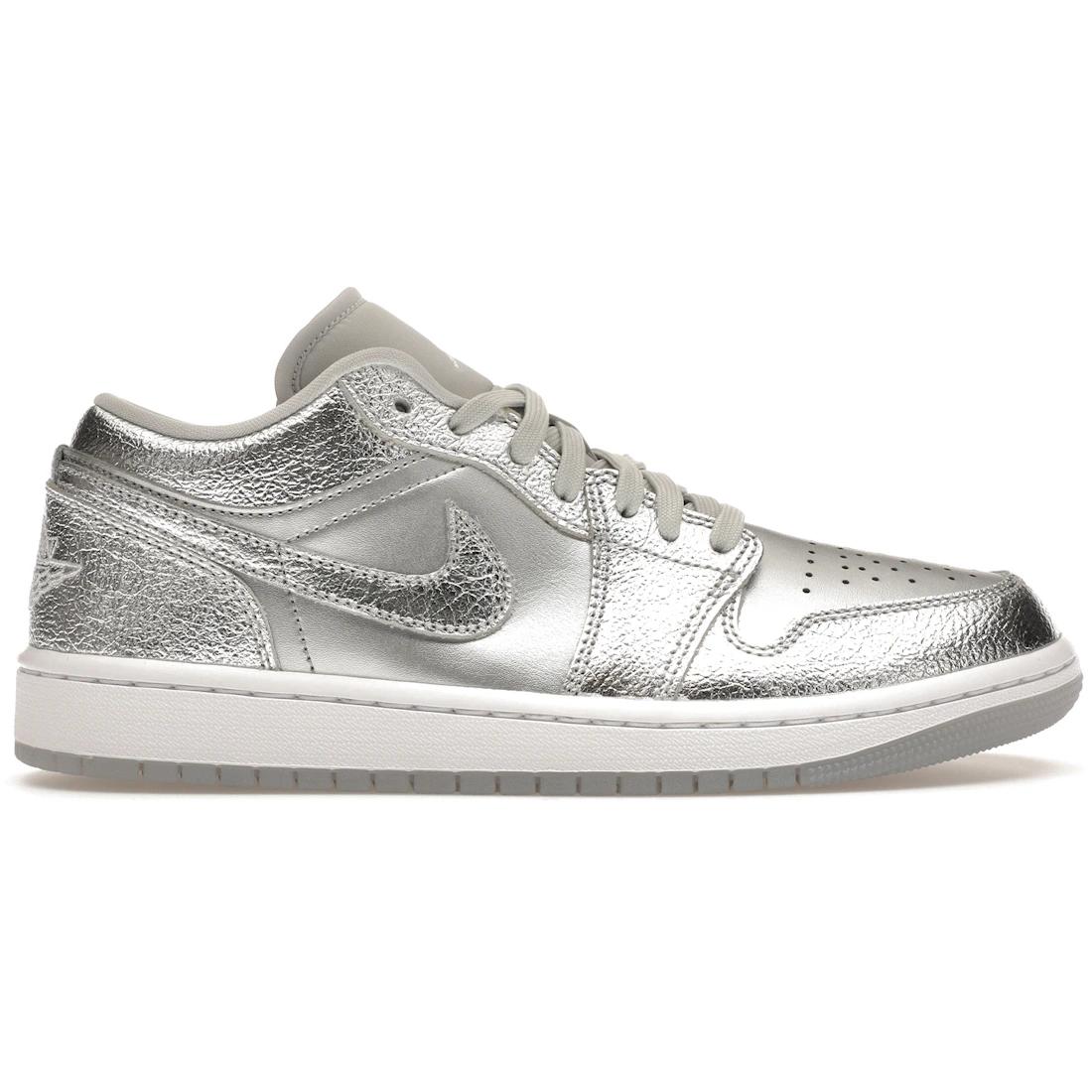

Sneaker Jordan 1 Low SE Metallic Silver (Women s)(FN5030-001) 37.5