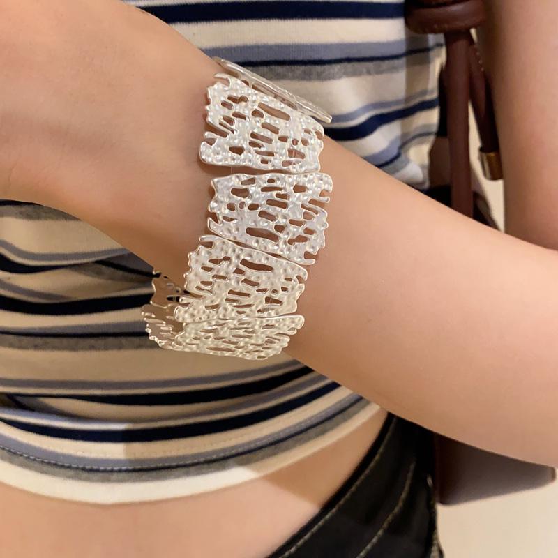 Matte Vintage Floral Spliced Bracelet - Elegant and Versatile Women's Jewelry