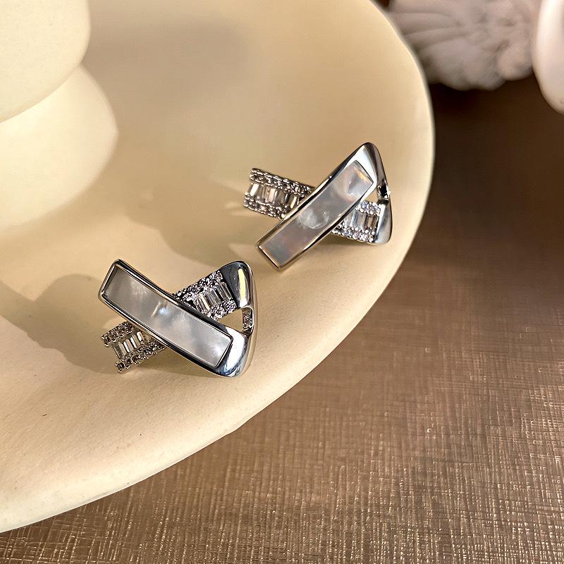 

Элегантные серьги из перламутра и циркония во французском стиле - High-End Fashion