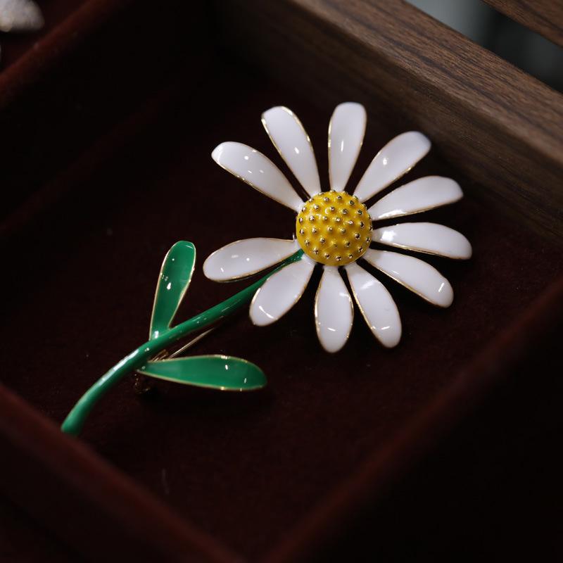Luxury Leopard Zirconia Brooch with Daisy Corsage Design
