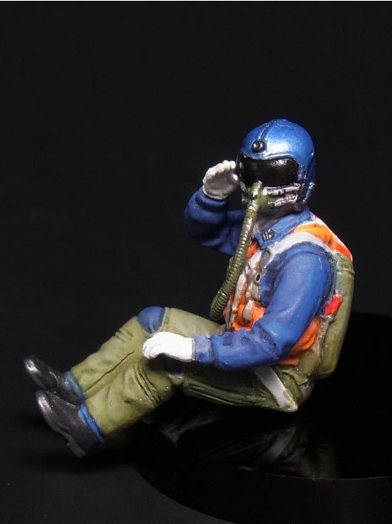 PLATZ JASDF Blue Impulse Special Limited Edition Plastic Model with Officer Figure 1/72 T-2 Pilot/Flying SP-103