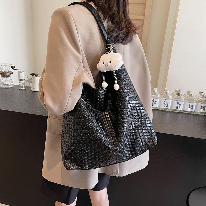 This Year's Popular Solid Color Trendy Shoulder Bag 2025 New Autumn Backpack Fashionable Large-capacity Messenger Bag Pendant
