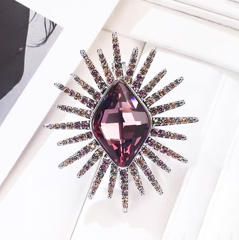 

Изысканная брошь в виде звезды, роскошный женский темперамент, инкрустированный бриллиантами корсаж, брошь в стиле нишевого дизайна, аксессуары к ретро-костюму