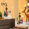 Winter Wonderland Decor Verlichte Kerstsneeuwscène Harsbeeldje met Straatlantaarn Kerstman En Micro Landschappen Sneeuwpop, Feestelijk Vakantie Tafelblad