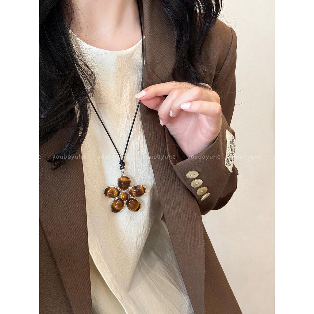 Blogger's Style: Meillard Tiger Eye Flower Pendant Necklace for Women - High-End, Long Sweater Chain with Unique Personality