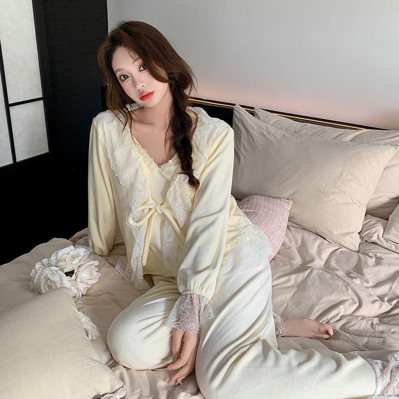 

Женский пижамный комплект из кораллового флиса: 2025 Новый стиль с нагрудными вкладышами - Сексуальная майка, халат и длинные брюки для весны, осени и зимы. Medium жёлтый