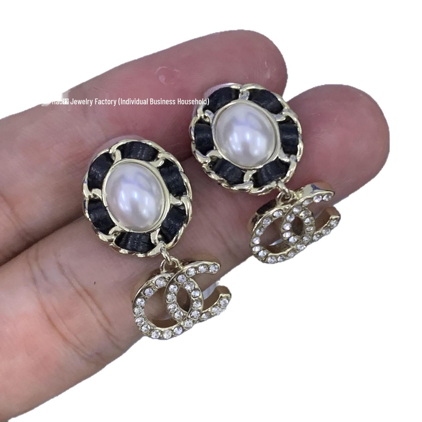 Серия Xiangjia Хит продаж Серьги-гвоздики из кожи ягненка - Маленькие серьги Xiangfeng с двойной буквой C из кожи Stud Earrings 3