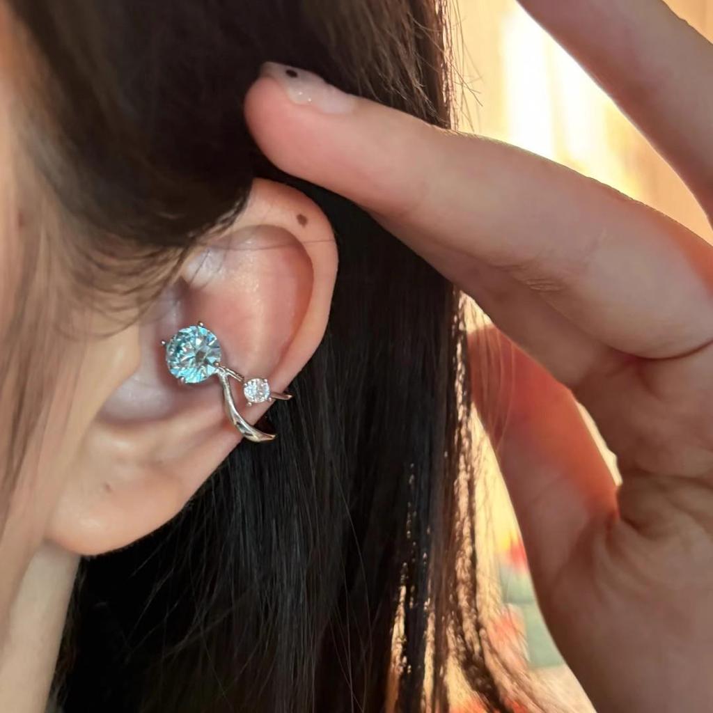 Clip d'oreille en zircon bleu pour femme: Boucles d'oreilles haut de gamme uniques avec un design de niche et un style distinctif